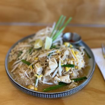 Plern Thai Cafe - Chicken pad Thai - Thai Near Me - Lake Forest, California Plern Thai Cafe - Chicken pad Thai - Thai Near Me - Lake Forest, California