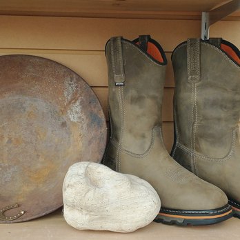 Al's Shoes & Boots - A great window display - Shoe Stores Near Me - Portland, Oregon Al's Shoes & Boots - A great window display - Shoe Stores Near Me - Portland, Oregon