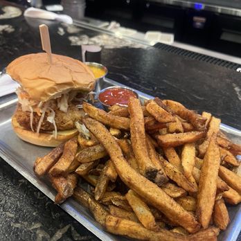 Birdhouse Wingerie & Bar - Chicken Wings Near Me - Dollard-des-Ormeaux, Quebec