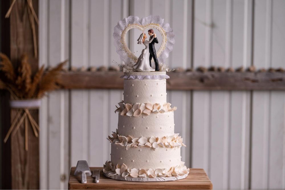 BAKER’S NOOK Updated October 2024 34 Photos & 30 Reviews 901 W Michigan Ave, Saline