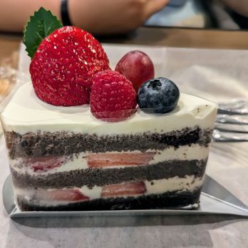 Paris Baguette - Strawberry Chocolate Cake - Bakeries Near Me - Queens, New York Paris Baguette - Strawberry Chocolate Cake - Bakeries Near Me - Queens, New York