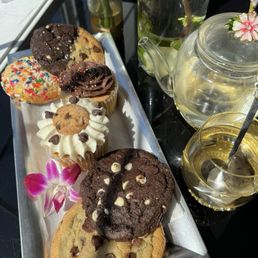 Half and half double choc chip cookie, old fashioned cupcake, choco chip cookie cupcake and more cookies.