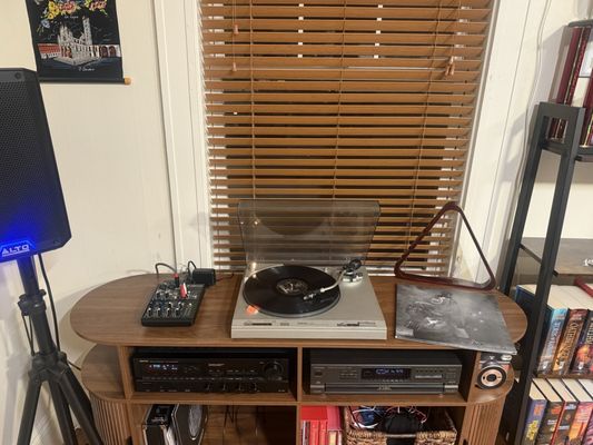 Village Vinyl & Hi Fi by null