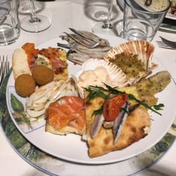 La Cipolla d'Oro - Venerdi menù buffet di pesce novità. Riuscito perfettamente in totale il buffet presenta una grande varietà di antipasti .