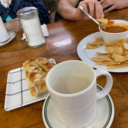 Cafe París - Pan dulce y un café lechero