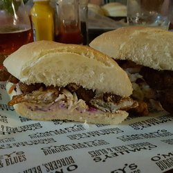 Sanduíche de camarão com coleslaw