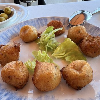 Can Majó - Buñuelos de bacalao.. pobre presentación - Spanish Near Me - Barcelona, B