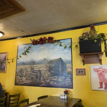 Farmhouse Restaurant - Well decorated. We enjoyed playing "I spy" - American Near Me - Benson, Arizona Farmhouse Restaurant - Well decorated. We enjoyed playing "I spy" - American Near Me - Benson, Arizona
