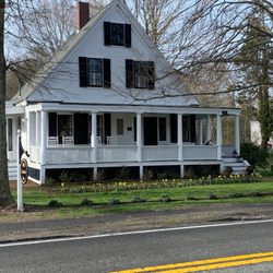 Front view of Olde Captain's Inn