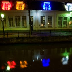 Mondriaanhuis - The Mondriaanhuis (frontside along the canal) by night.