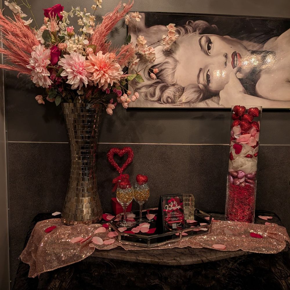 Suite Restaurant / Lounge - Bathroom set up for Valentine's - Bars Near Me - Bellevue, Washington Suite Restaurant / Lounge - Bathroom set up for Valentine's - Bars Near Me - Bellevue, Washington