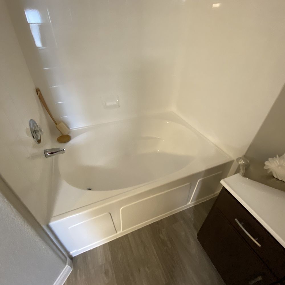 Falling Water Apartments - Huge tub! - Apartments Near Me - Las Vegas, Nevada Falling Water Apartments - Huge tub! - Apartments Near Me - Las Vegas, Nevada