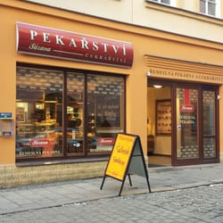 Pekařství a cukrářství Sázava - Pohled z ulice.
