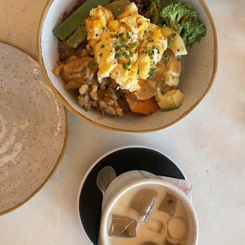 Nicolau Lisboa - Bowl do frango -- roasted veggies, miso sauce, chicken, rice. - Juice Bars & Smoothies Near Me - Lisbon, 11 Nicolau Lisboa - Bowl do frango -- roasted veggies, miso sauce, chicken, rice. - Juice Bars & Smoothies Near Me - Lisbon, 11