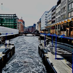 Kleine Alster - Schleusenbrücke - Ganz schön viel Wasser momentan