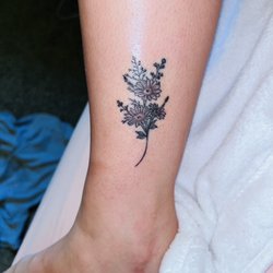 Anchor's End Tattoo - Daisy bouquet