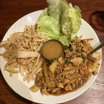 Houlihan's - Happy hour portion, lettuce wraps - Bars Near Me - Hernden, Virginia