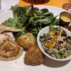Le Paradis du Fruit - Paradis terrestre avec camembert frit au sésame, poulet pané et tarama avec blinis