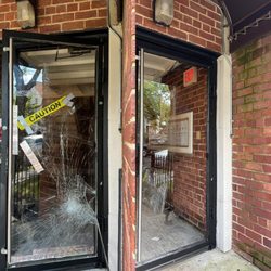Complete Auto Glass - Antes y después: puerta de vidrio dañada reemplazada por nuestro equipo