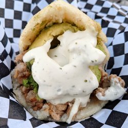 Arepa de pollo + aguacate
