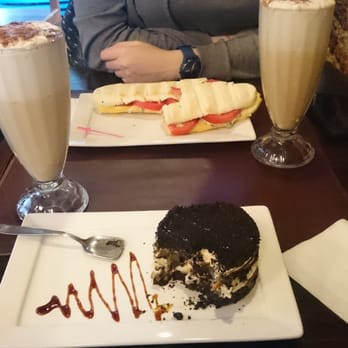 Mocca Mousse Café - Panini de queso, tomate y mayonesa de albahaca, frapuccinos aguados, y torta oreo. - Cafeteria Near Me - Buenos Aires, C