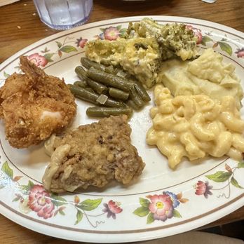 Mama's Farmhouse - Plate of goodness - Southern Near Me - Pigeon Forge, Tennessee