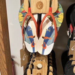 Hawaiian olukais for women