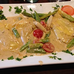 Mezzelune mit Spargel und Cocktailtomaten