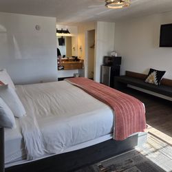 Broken Spur Inn & Steakhouse - Inside the room