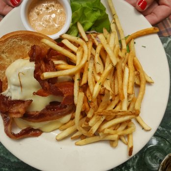 Juliette Restaurant - Gruer cheeseburger with bacon and crispy fries. Juicy and cooked to perfection. - Bars Near Me - Brooklyn, New York Juliette Restaurant - Gruer cheeseburger with bacon and crispy fries. Juicy and cooked to perfection. - Bars Near Me - Brooklyn, New York