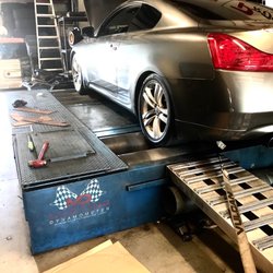 Pros - Car being Dyno tuned.