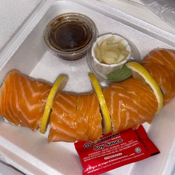 Tom's Sushi House - Salmon avocado roll - Sushi Bars Near Me - Los Angeles, California Tom's Sushi House - Salmon avocado roll - Sushi Bars Near Me - Los Angeles, California