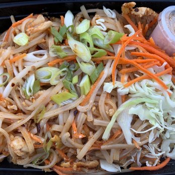 Dee Des Moines Thai Cuisine - Classical Pad Thai Noodle with Chicken - Thai Near Me - Des Moines, Washington