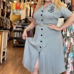 Avalon Vintage - We are a woman owned business that buys and sells beautiful clothes of all sizes!