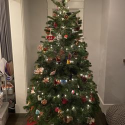 Honeytree Farm - Tree at home, decked out!