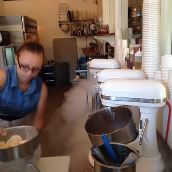 à la minute - Liquid nitrogen! - Ice Cream & Frozen Yogurt Near Me - Redlands, California à la minute - Liquid nitrogen! - Ice Cream & Frozen Yogurt Near Me - Redlands, California