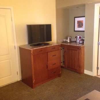 Hilton Phoenix Tapatio Cliffs Resort - TV and bar area in living room - Hotels Near Me - Phoenix, Arizona