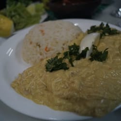Rapa Nui - Menú del sábado ($3000): ají de gallina, ensalada surtida, postre (flan).