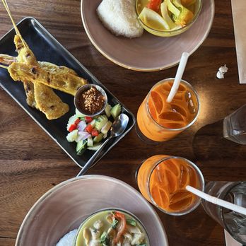 Ben Thai Cafe - Chicken Satay Ka-ree Keow-wan Thai Ice Tea - Thai Near Me - San Francisco, California