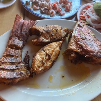 El Grillo Marinero - Fried Red snapper, partial view of shrimp, octopus and snail platter, fresh vegetables. - Seafood Near Me - Crucecita, OAX El Grillo Marinero - Fried Red snapper, partial view of shrimp, octopus and snail platter, fresh vegetables. - Seafood Near Me - Crucecita, OAX