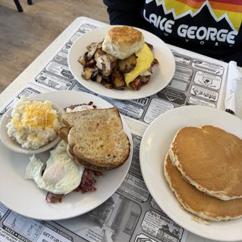 Munroe's Family Restaurant - Home made hash and a short stack - Breakfast & Brunch Near Me - Twin Mountain, New Hampshire Munroe's Family Restaurant - Home made hash and a short stack - Breakfast & Brunch Near Me - Twin Mountain, New Hampshire