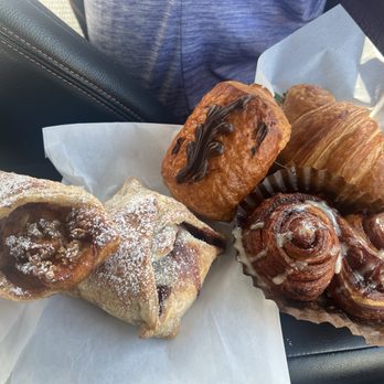 Bread & Roses Bakery - Bakeries Near Me - Yachats, Oregon
