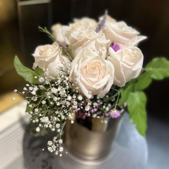 Hide Rooftop - Fresh roses in bathroom. Pretty touch. - Lounges Near Me - New York, New York