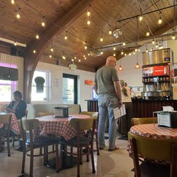 Louies Pizzeria - Dining area