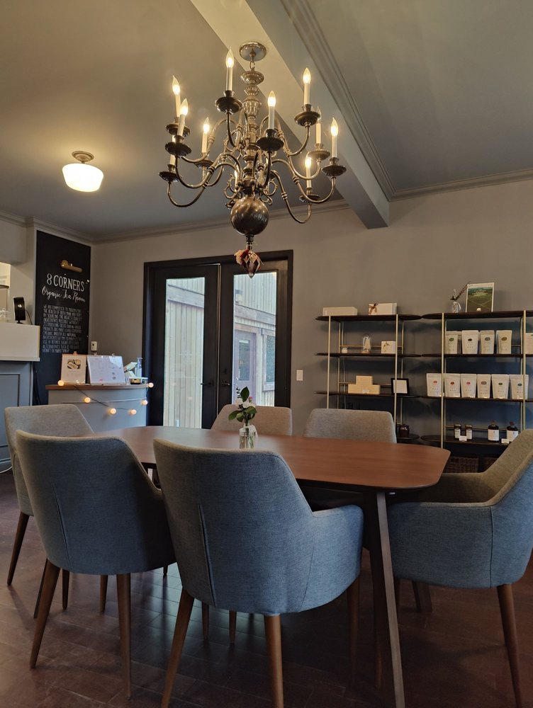 8 Corners Organic Tea Room Logo