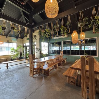 Napali Brewing - Indoor Seating Area - Brewpubs Near Me - Kapaʻa, Hawaii
