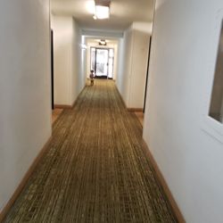Fresno City Inn - Baby in hallway waving at people unsupervised