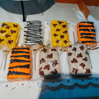 Chiwee's Cookies And Cake Pops - Desserts Near Me Chiwee's Cookies And Cake Pops - Desserts Near Me
