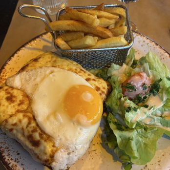 Le Maine Café - Croque Madame with fries and salad - Brasseries Near Me - Paris, 75 Le Maine Café - Croque Madame with fries and salad - Brasseries Near Me - Paris, 75