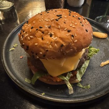 Eloise Restaurant and Bar - eloise burger - Cocktail Bars Near Me - Wayzata, Minnesota
